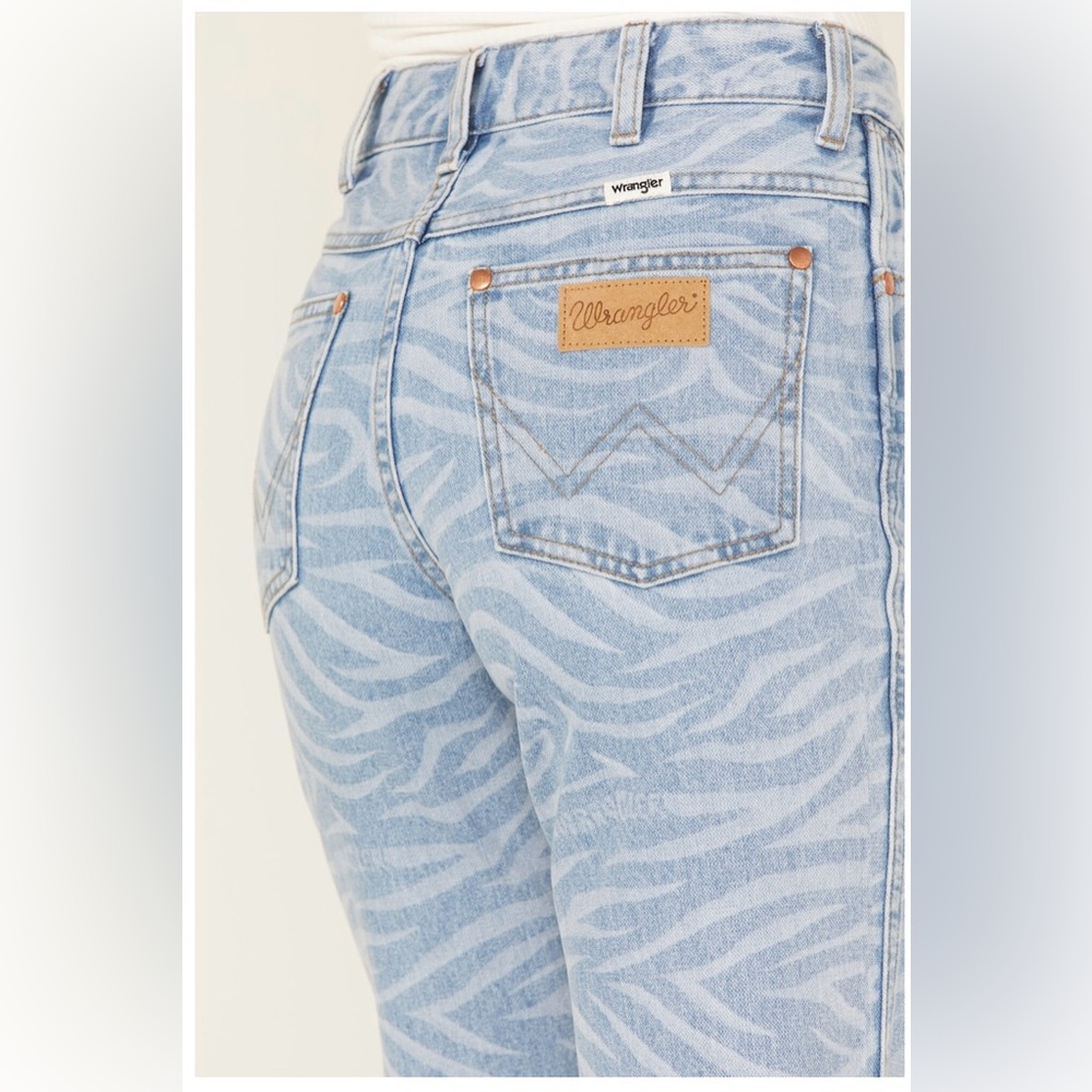 WRANGLER Women's Meow Laser Tiger Print Wanderer Flare Jeans SZ 30/32 NWT - Picture 4 of 8